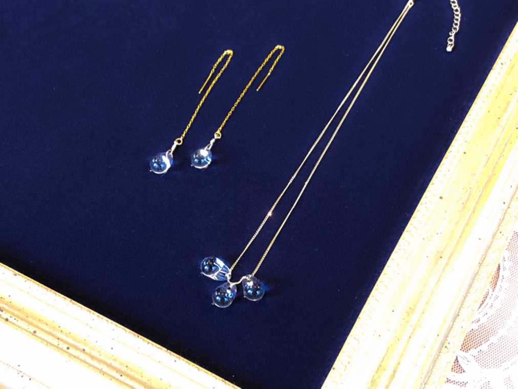 （左から）ティアーズ　ピアス　4104円、ティアーズ　ネックレス　4860円