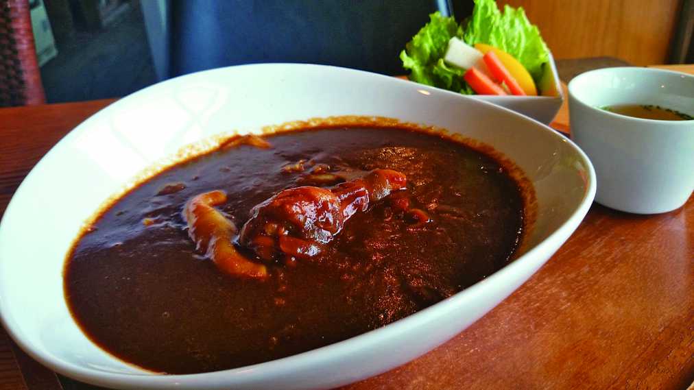 一番人気のカレーうどん950円(スープ・サラダ付き)