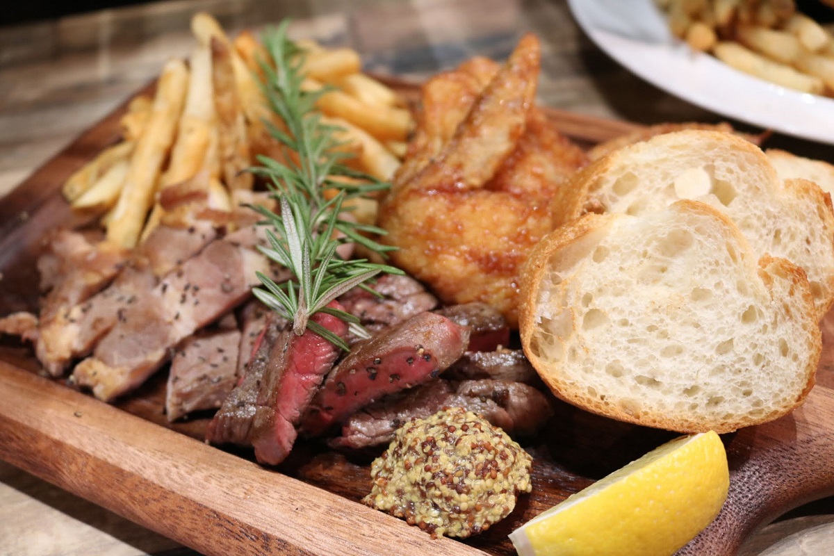 「豪華！肉盛りプレート」2000円