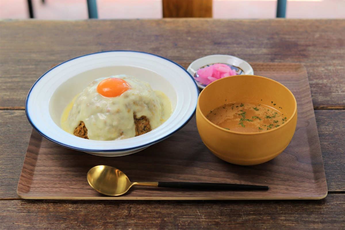 チーズキーマカレー（スープ・漬け物付き）　1100円