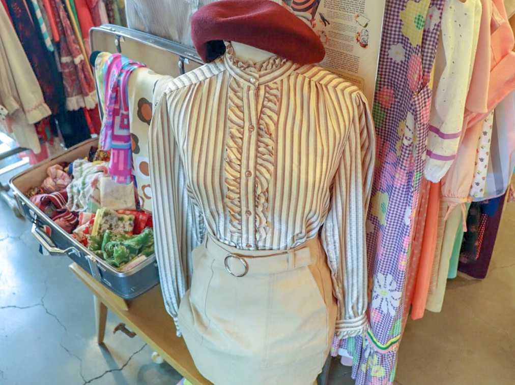 フリルスタンドカラーストライプ柄ブラウス　5940円、ベルト付きミニスカート　5184円、ベレー帽　2700円