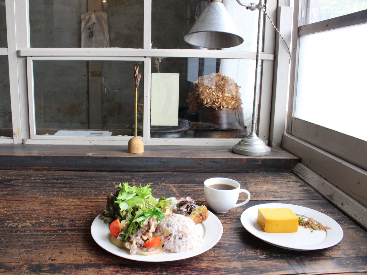 ごはんと、ケーキとアート。わざわざ行きたい、元郵便局のリノベカフェ