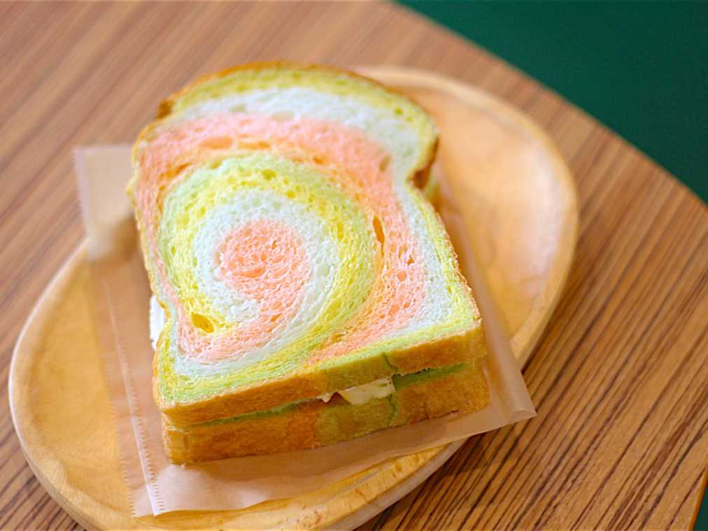 “レインボー食パン”が話題！ハワイのドーナツ「マラサダ」専門店