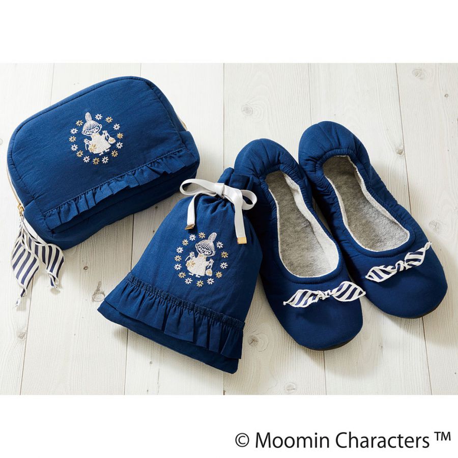 左はコスメポーチNV2700円（約幅17.5×高さ12.5×マチ6cm）、右はルームシューズNV4104円（23.0～24.5㎝）。 どちらも先行発売