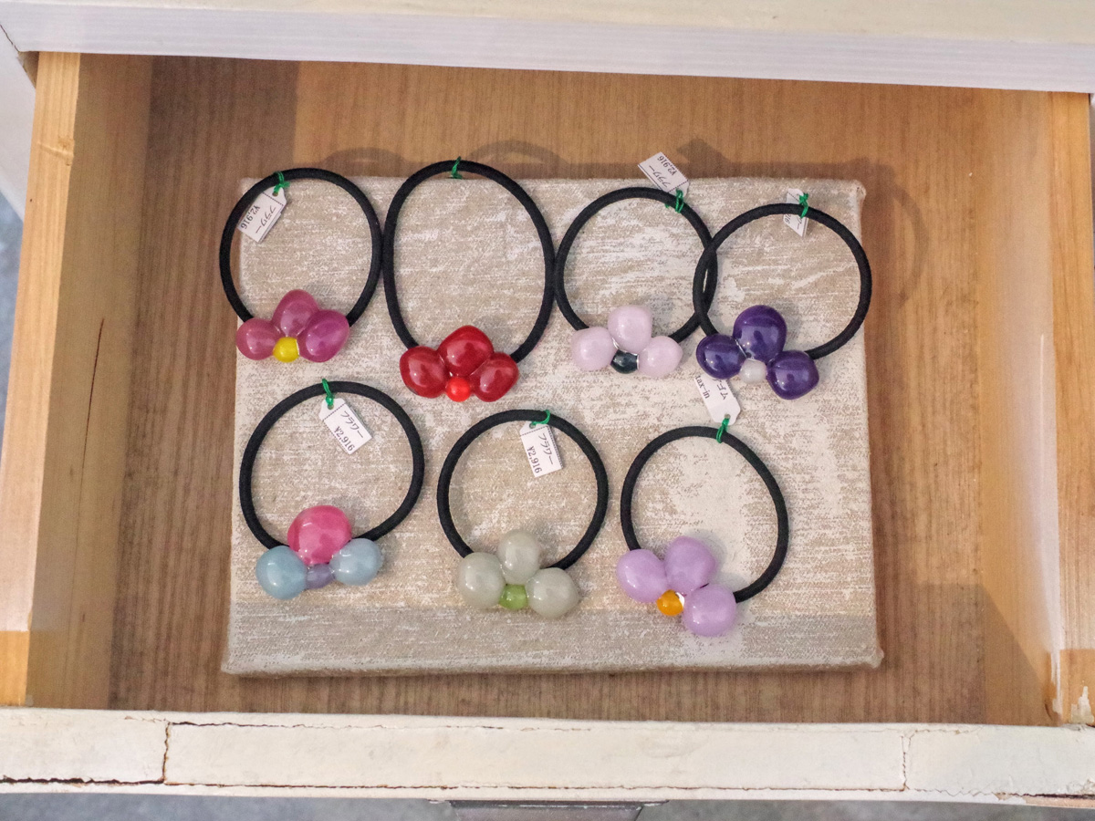 東京のガラス作家「せきよう子」さんの「フラワーヘアゴム（2916円）」