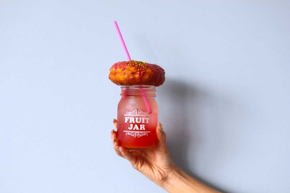 フォトジェニックドリンク（南国トロピカル×NYドーナツ） 864円