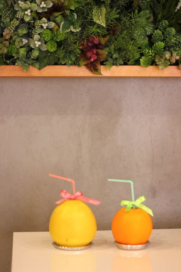 左からグレープフルーツジュース 400円、オレンジジュース 350円