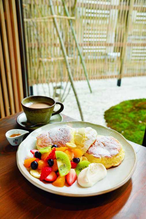 加賀藩前田家伝来五色フルーツのパンケーキ1380円