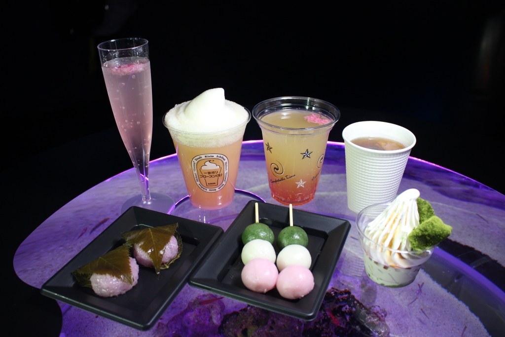 左から時計まわりで、Special Select～さくら澪～1200円、フレーバーキリン一番搾りフローズン（生）～さくら雲700円、シーズンスカッシュ～さくらふわり～500円、桜紅茶～さくらひとひら～500円、クレミアサンデー700円、三色団子2本350円、ひとくち桜餅2個250円　※写真はイメージ