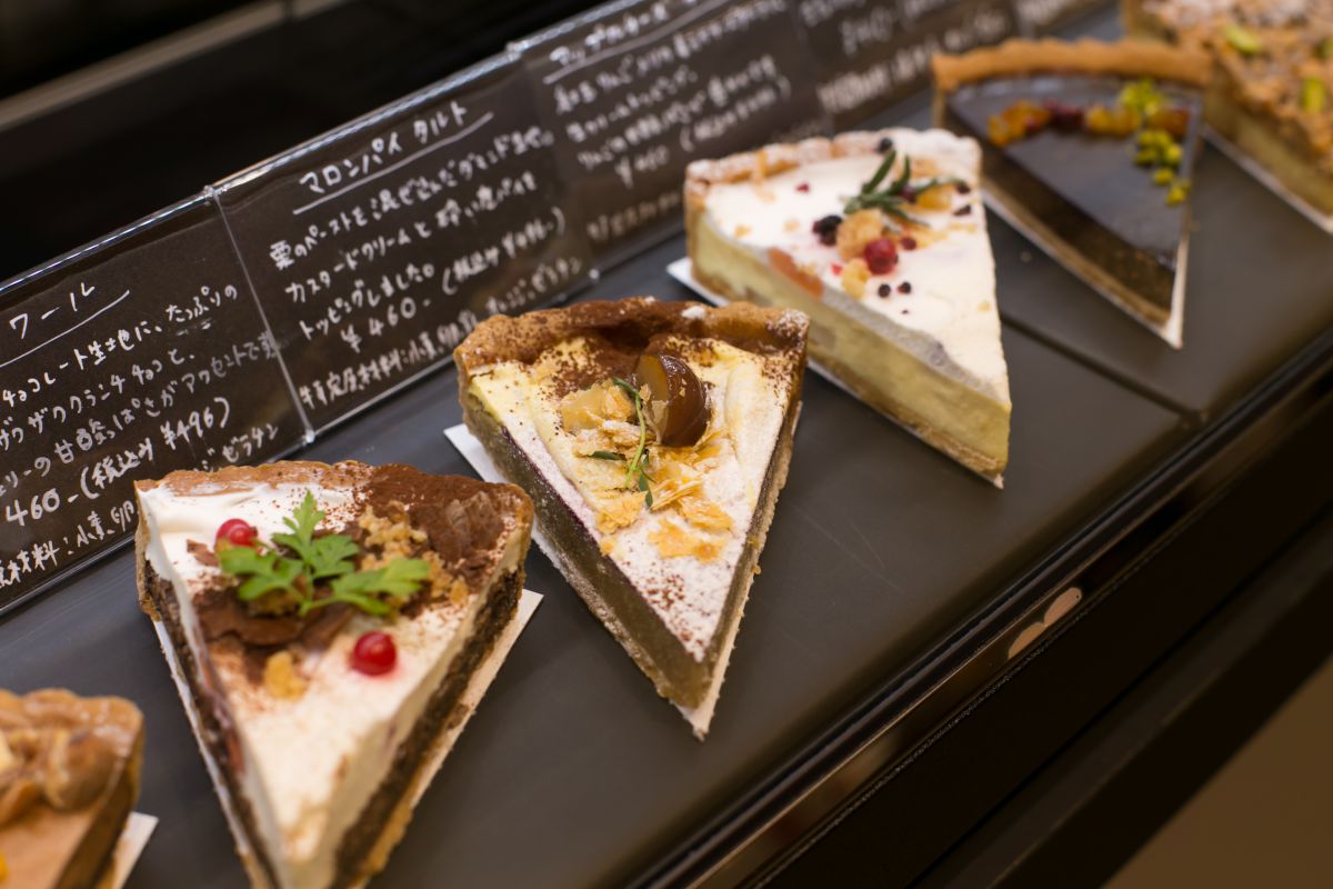 左からフォレノワール、マロンパイ、アップルチーズ 各496円（季節限定）