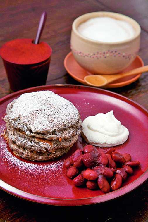 加賀棒茶を使ったほうじ茶パンケーキ850円とほうじ茶ラテ550円