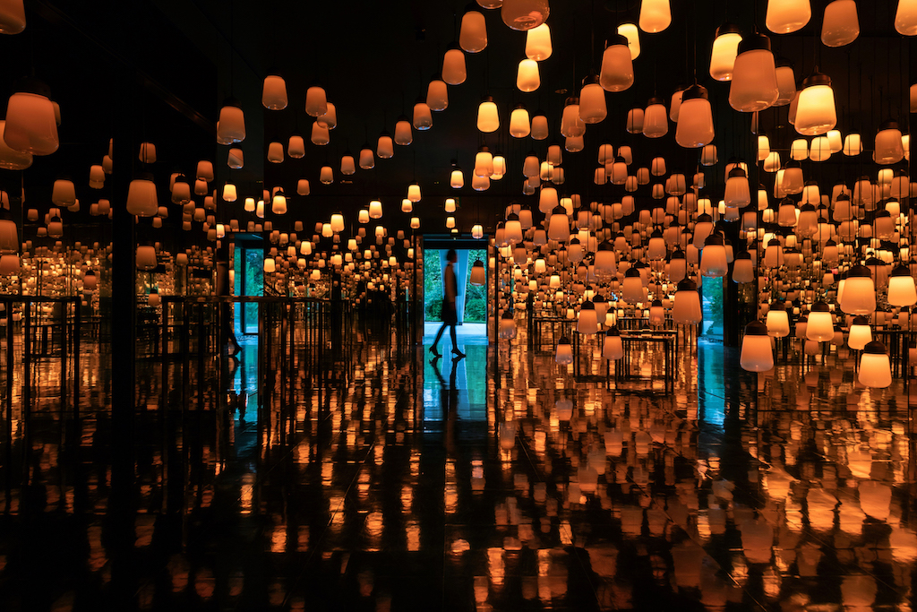 常設展示　：森の中の、呼応するランプの森とスパイラル - ワンストローク, Fire / Forest and Spiral of Resonating Lamps in the Forest - One Stroke, Fire teamLab, 2018, Interactive Installation, Murano Glass, LED, Endless, Sound: Hideaki Takahashi