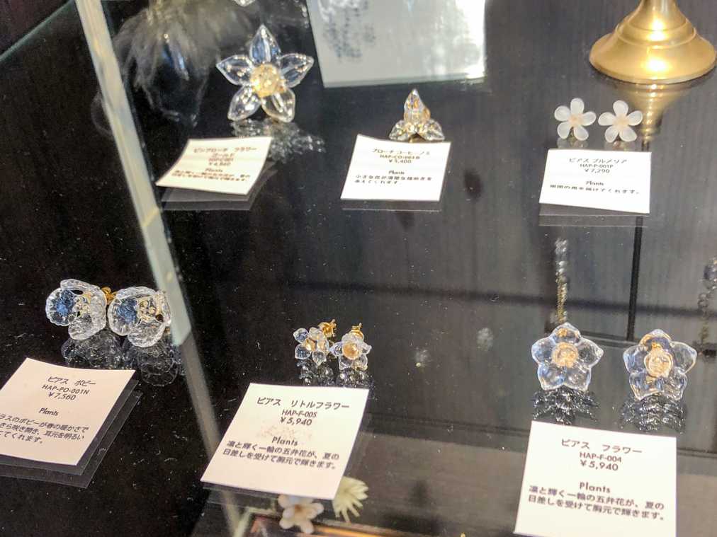 （左上から時計回りに）ピンブローチ フラワー　4860円、ブローチ コーヒーノミ　5400円、ピアス プルメリア　7290円、ピアス フラワー　5940円、ピアス リトルフラワー　5940円、ピアス ポピー　7560円