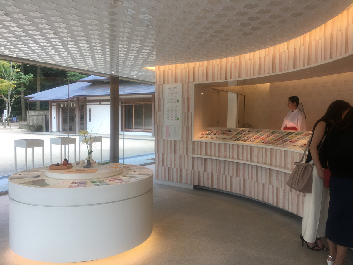 壁に短冊をイメージしたピンク色の天然石があしらわれた、お札お守り授与所