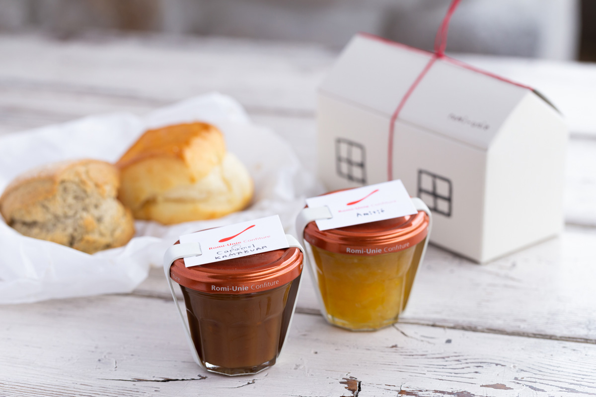 「スコーン（プレーン）」300円／「季節のスコーン」320円。（プチジャム付）※スコーンの日持ちは翌日まで