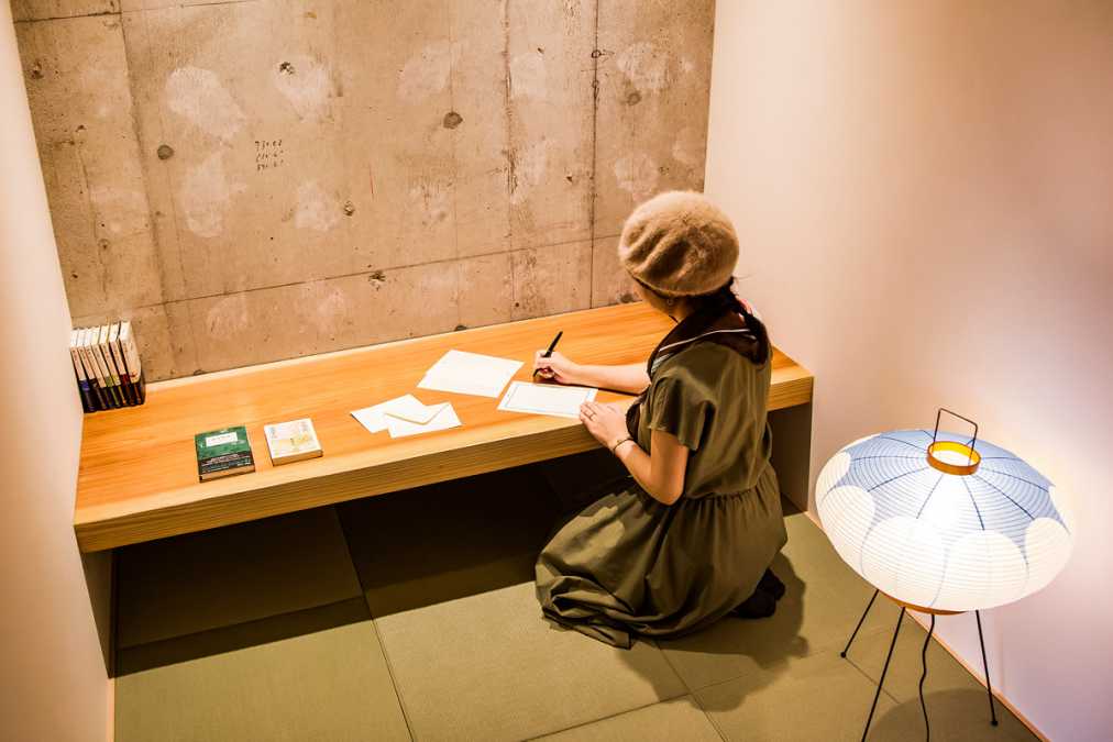 茶室のような和室で、読書にふけったり、手紙を書いたり…時間を忘れて没頭