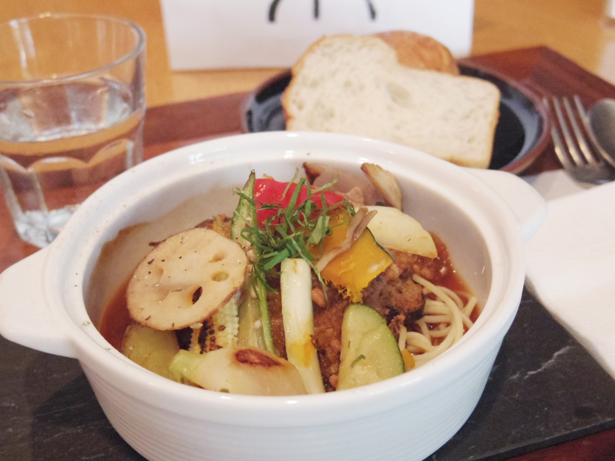 ハンバーグジャポネソース（単品・1300円）。ライスかパンが付く。パンは福岡市の超人気店「パンストック」のもの