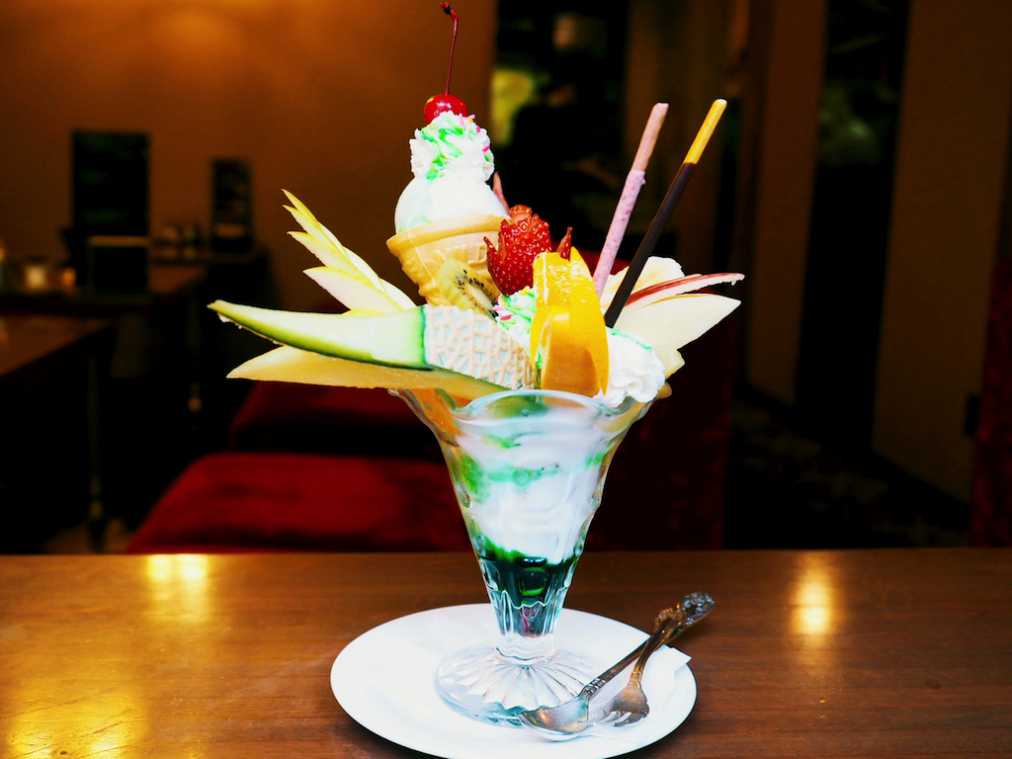 「フルーツパフェ」（1100円）