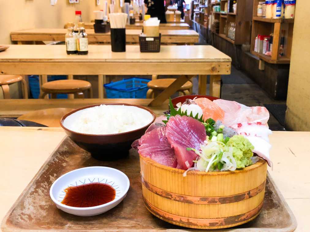 魚屋さんの超新鮮な海鮮丼が1000円で食べれる!新宿オフィス街で絶品海鮮丼を堪能