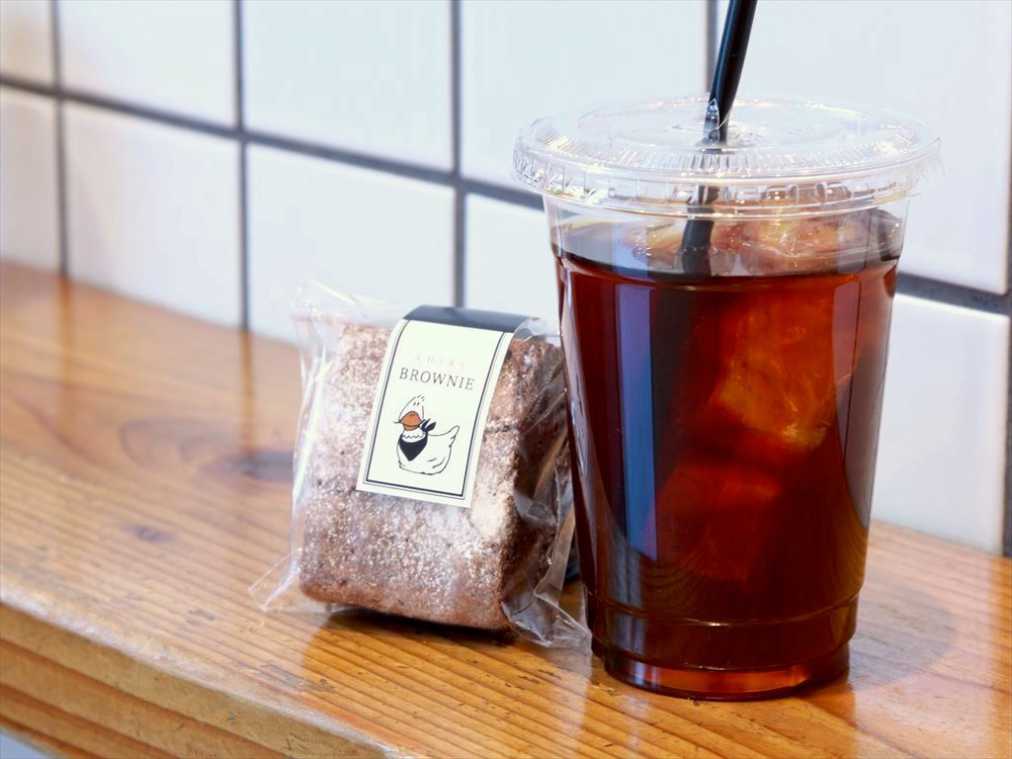 (左から)ブラウニー 350円、コールドブリュー(水出しコーヒー)420円