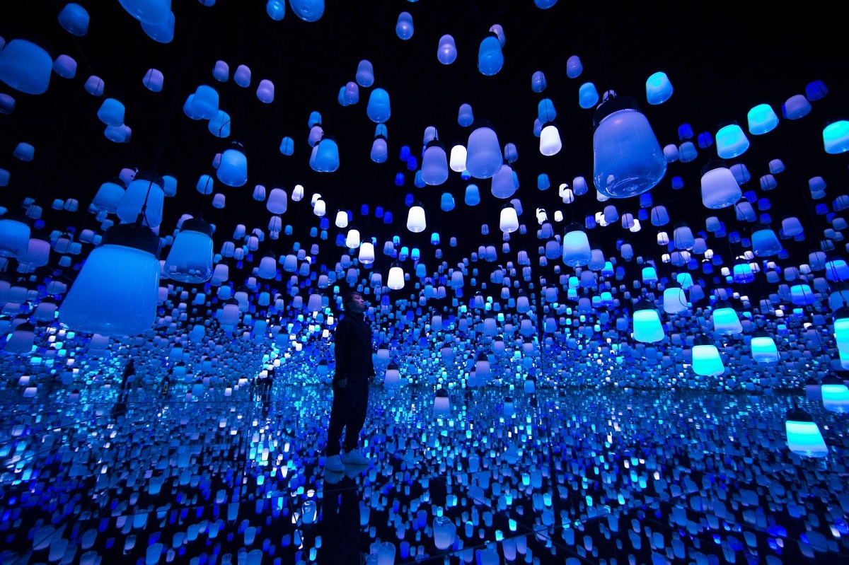 呼応するランプの森 - ワンストローク、氷洞 / Forest of Resonating Lamps - One Stroke, Ice Cave  teamLab, 2018, Interactive Installation, Murano Glass, LED, Endless, Sound: Hideaki Takahashi