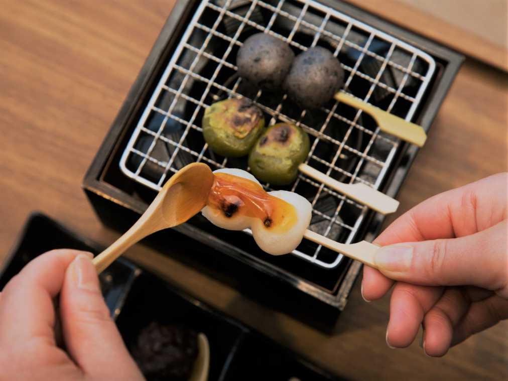 芦ノ湖を眺める和カフェでのんびりと。七輪で焼く「本陣だんご」はお餅好きさん必食！