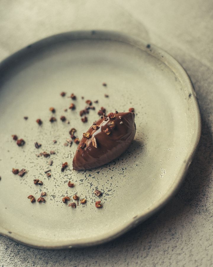 ソムリエ　江本賢太郎氏による提供メニュー：「備長炭ガナッシュ / Binchotan Ganache」1200円