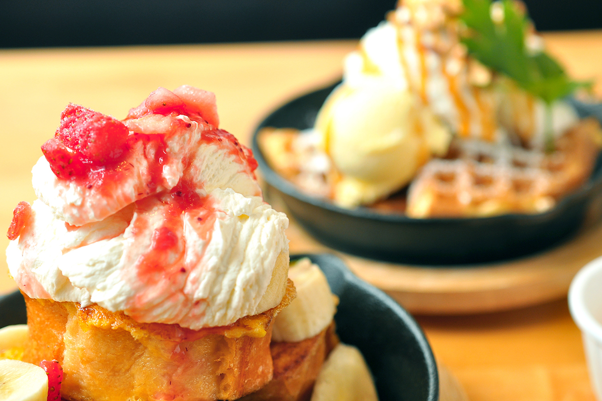 （左より）フレンチトースト（ストロベリー）、ワッフル（ハニー&キャラメルナッツ）
