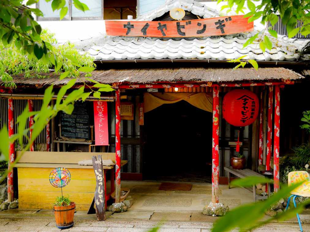 宿坊を改装したレトロかわいいカフェで、ヘルシーな自然菜食ランチ