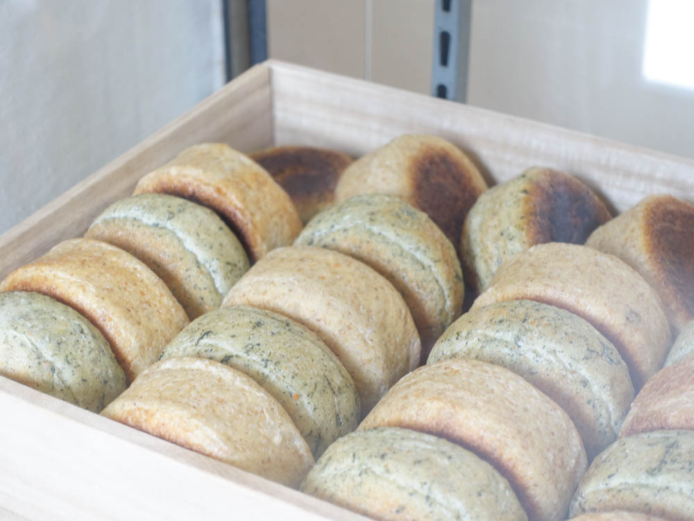 イングリッシュマフィン　プレーン　250円、よもぎ　300円