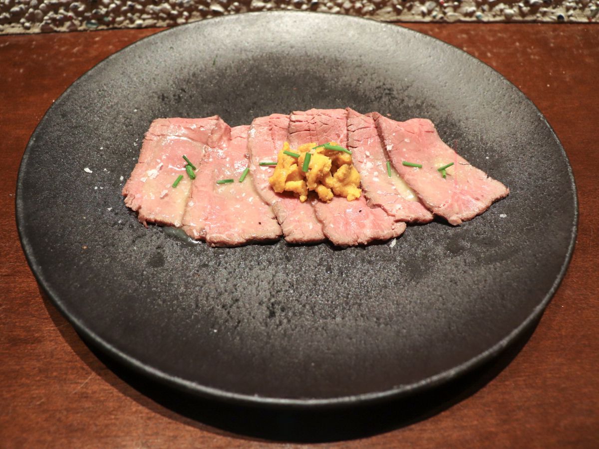 生うに和牛の温かいカルパッチョ　1026円