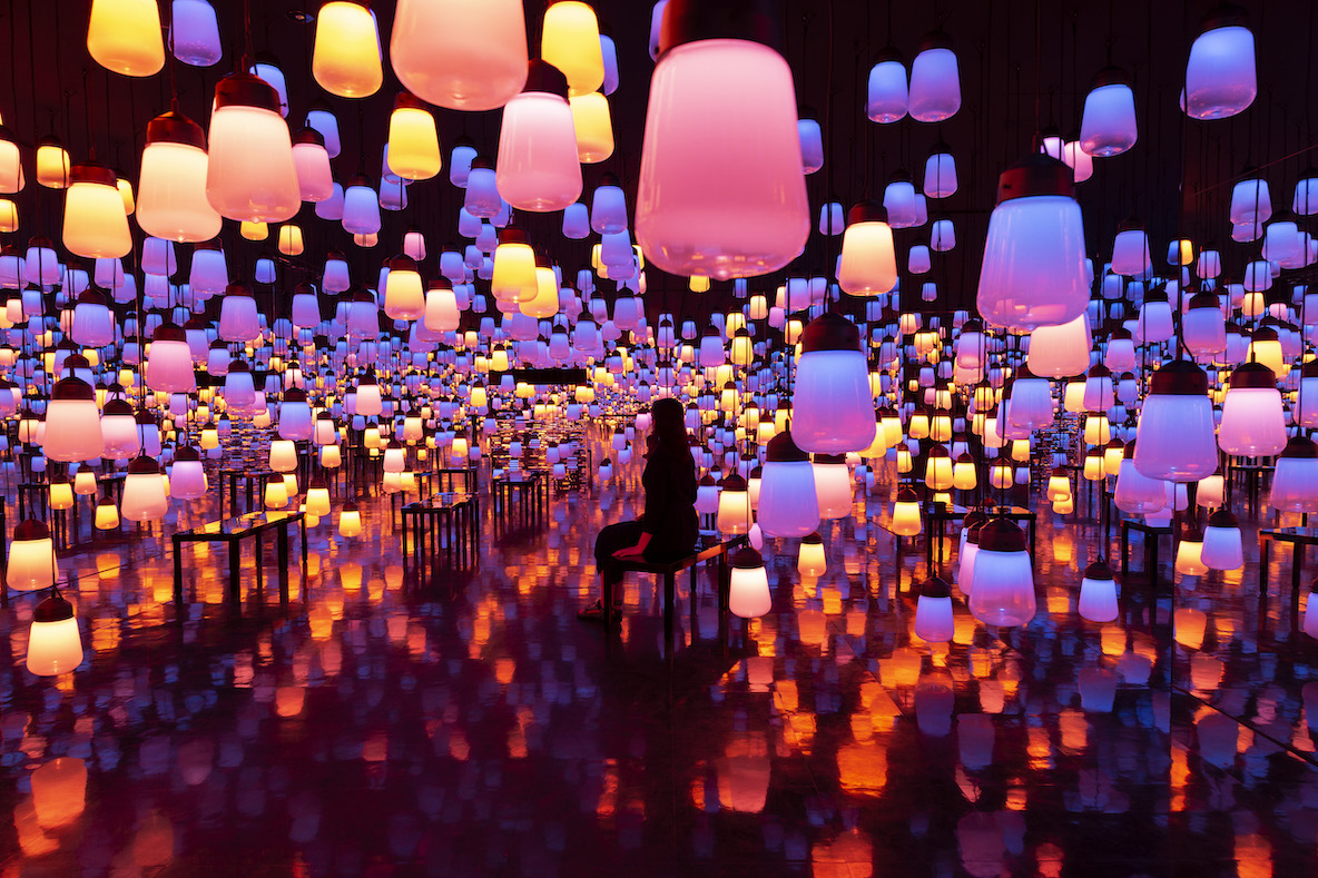 常設展示　：森の中の、呼応するランプの森とスパイラル - ワンストローク, Fire on Ice / Forest and Spiral of Resonating Lamps in the Forest - One Stroke, Fire on Ice teamLab, 2018, Interactive Installation, Murano Glass, LED, Endless, Sound: Hideaki Takahashi