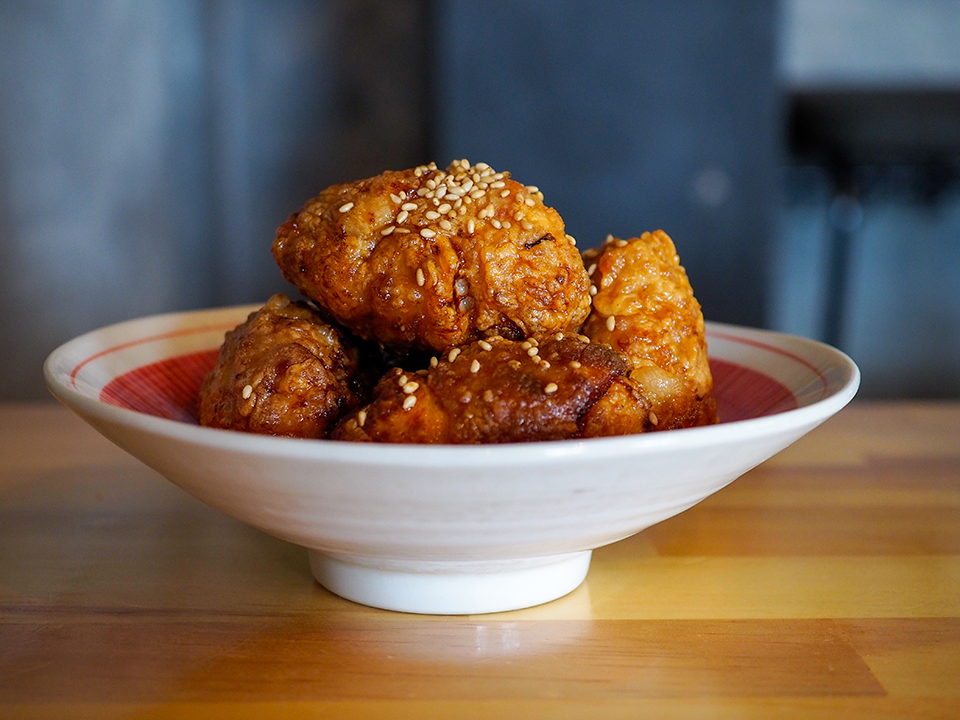 「ツクスタ秘伝のどぶ漬け唐揚げ」（490円）。この唐揚げだけで専門店が開けそう
