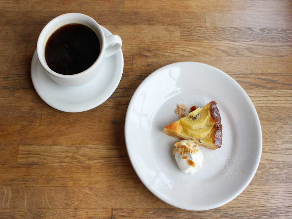 ゴールドキウイのタルト530円、コーヒー400円