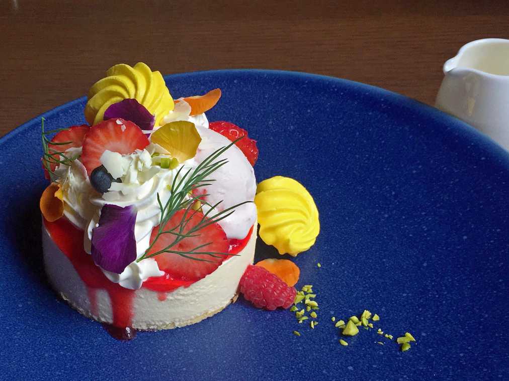 都会のオアシス「三菱一号館美術館」の洋館カフェで、カラフルな限定スイーツを