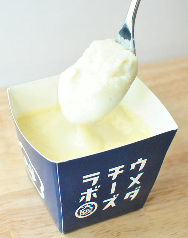 スプーンで食べるチーズケーキ 1個216円