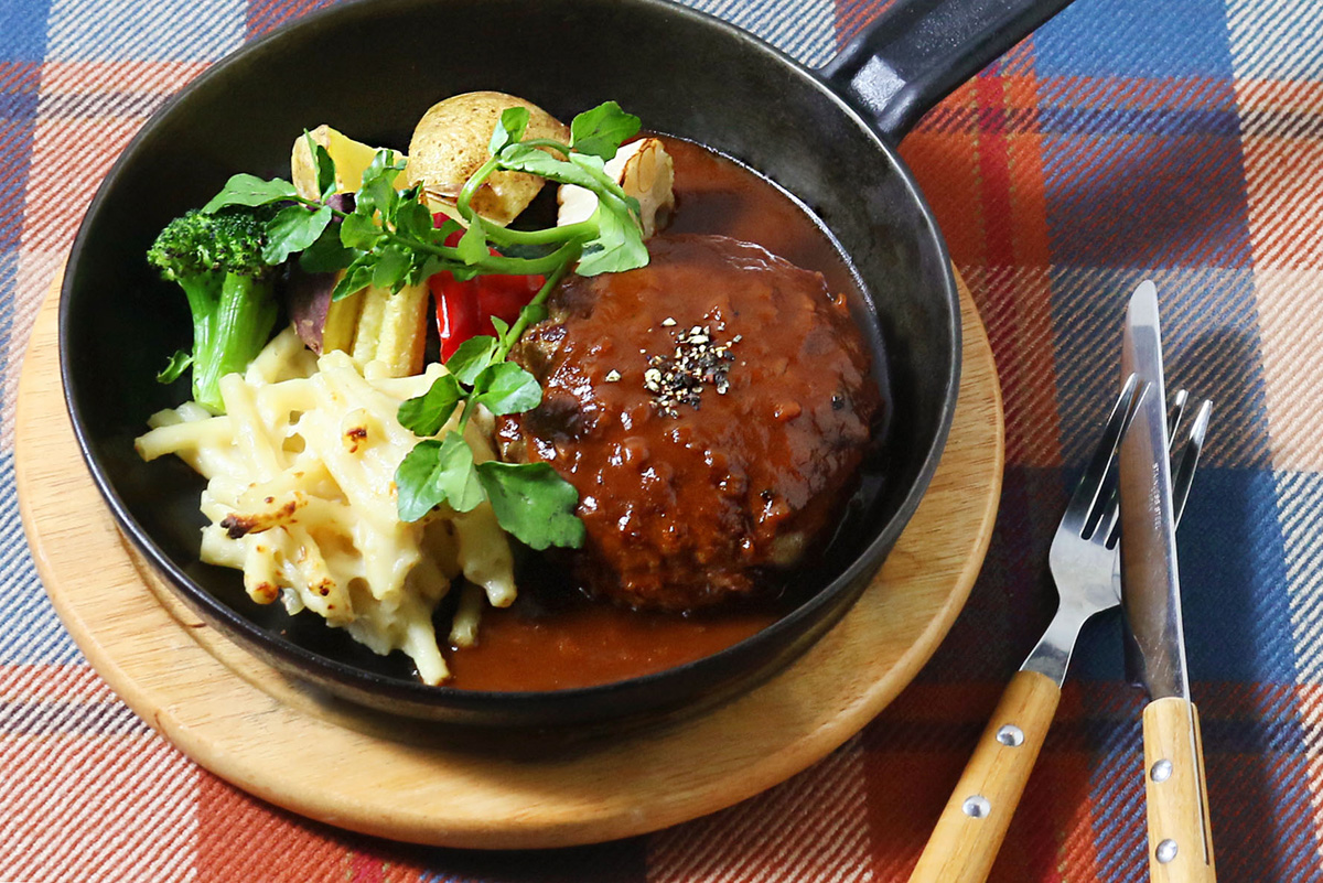 「バルバラハンバーグ オニオンデミグラスソース」（ランチセット1782円）