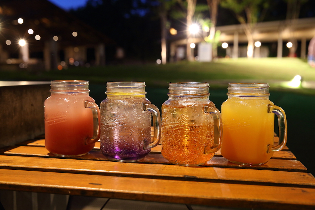 サンセットカクテル 左から「マジックアワー(ノンアルコール)」500円「トワイライト」800円「夕やけこやけ(ノンアルコール)」500円「サンセットピーチ」800円