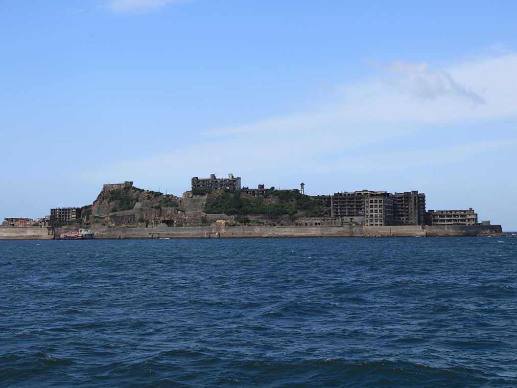 刺激的なプチクルーズ、世界遺産「軍艦島」上陸ツアーへ！