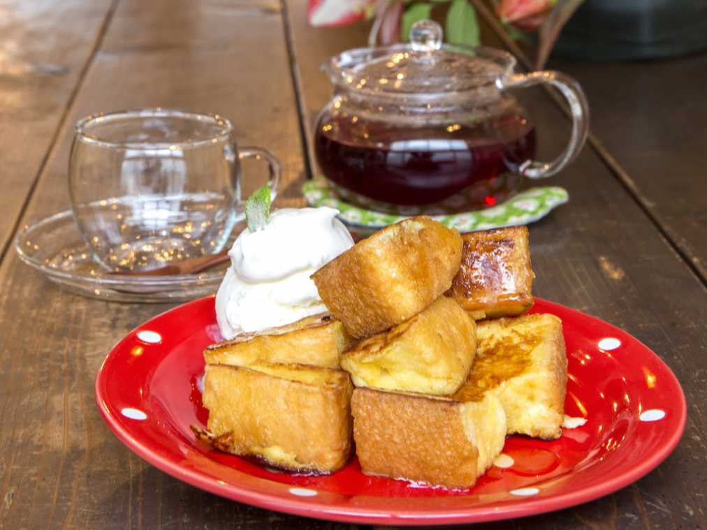 フレンチトースト700円　ハーブティー500円