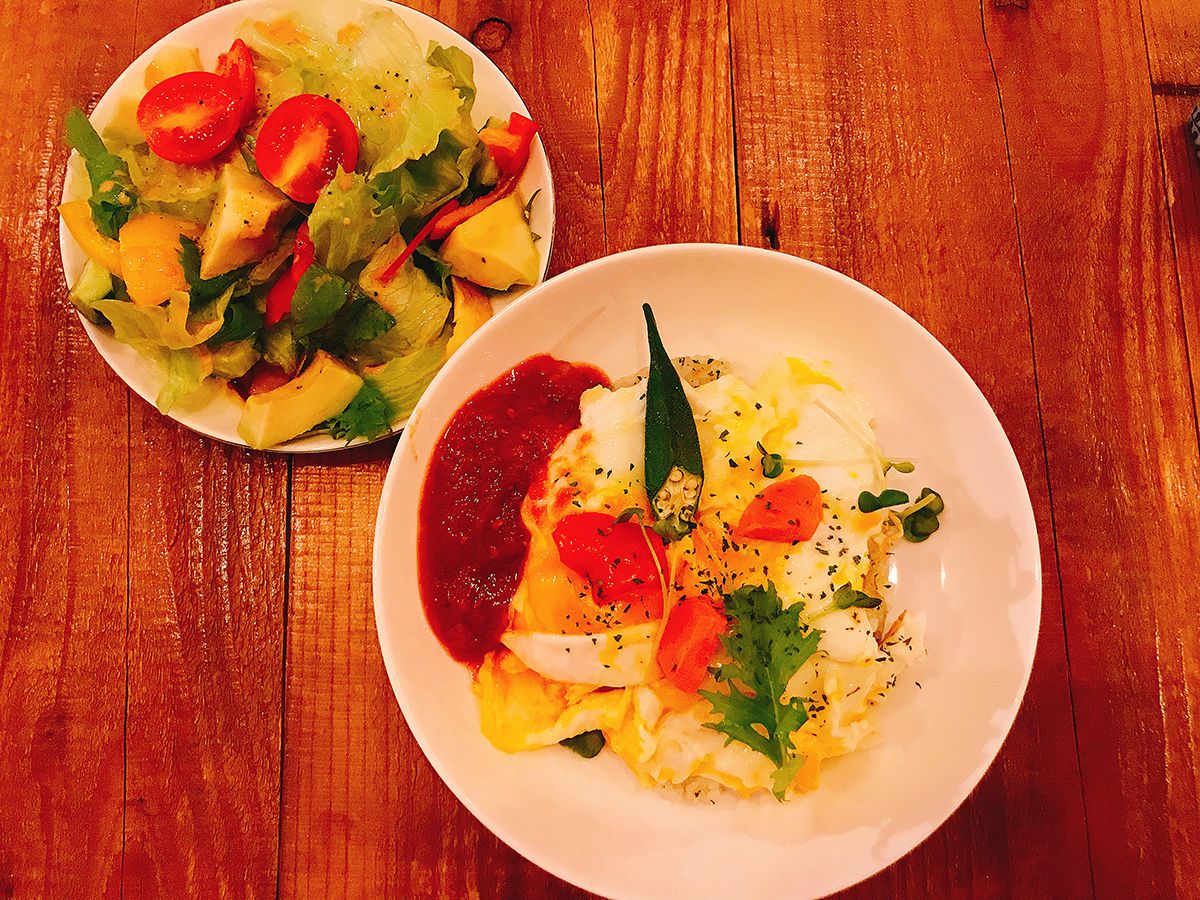 しそご飯のオムライス 850円。※ランチタイム（12～16時）はデリ（写真左上）かスープとのセット