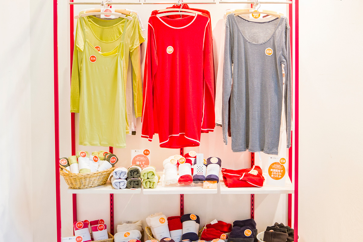 あったかインナーウェアのキャミソールは2400円～