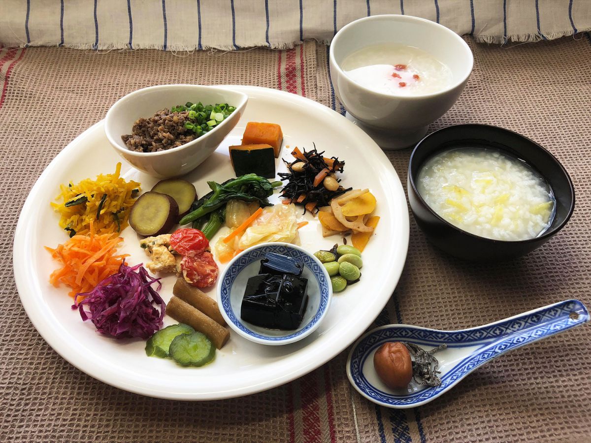 10品目のお粥朝食　ドリンク付 700円 