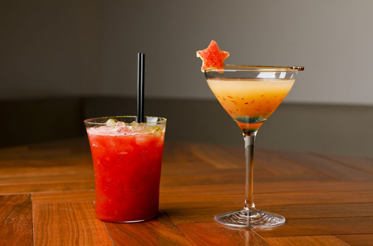 右：フレッシュリンゴのカクテル1400円　左：フレッシュイチゴのカクテル1400円　※写真は12月のメニュー