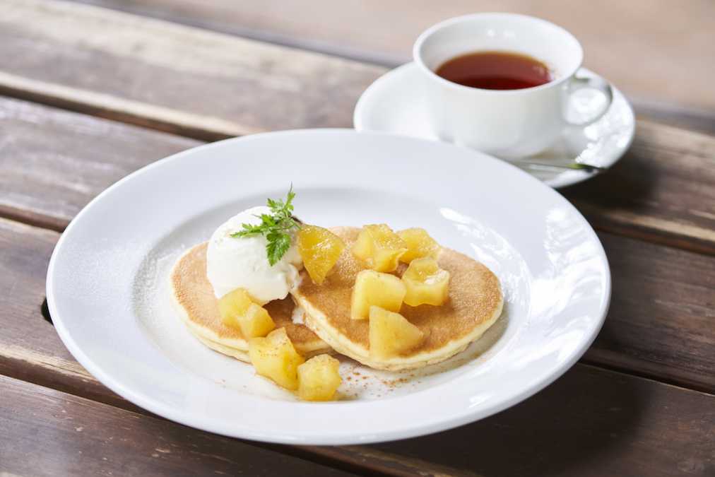 林檎とラムレーズンアイスクリームのパンケーキ（ドリンク付）　1080円