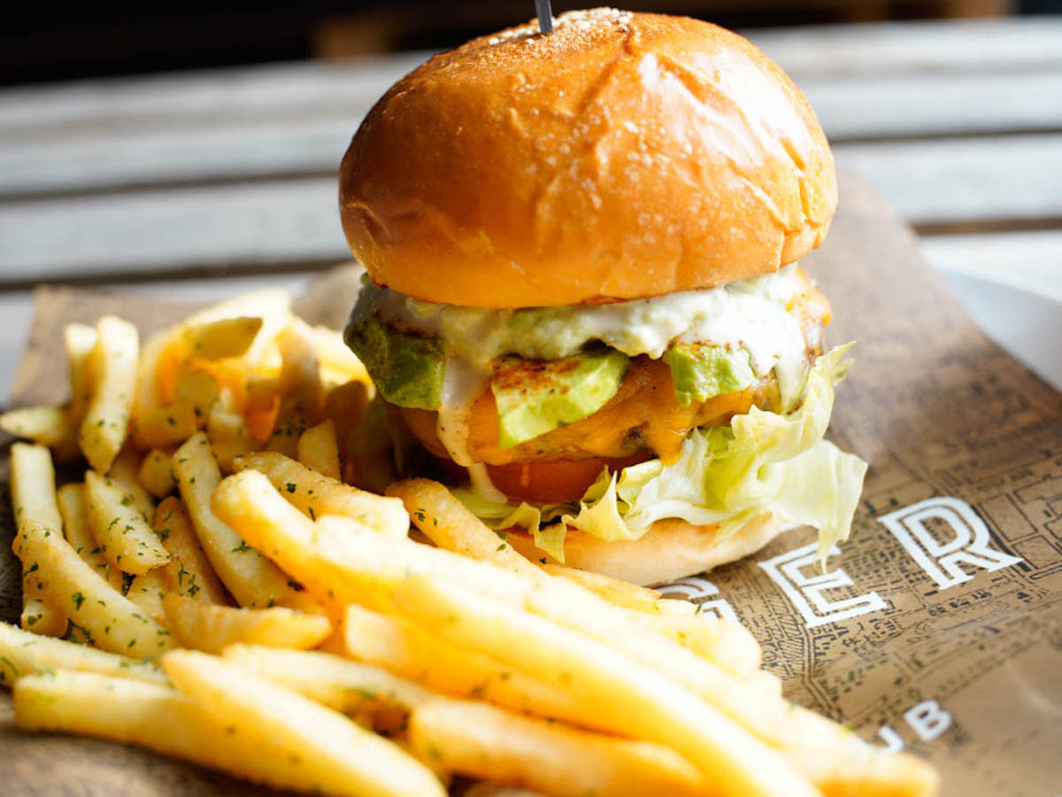 倉庫みたいな空間でボリューム満点ハンバーガー！アメリカ気分になれる広島カフェ