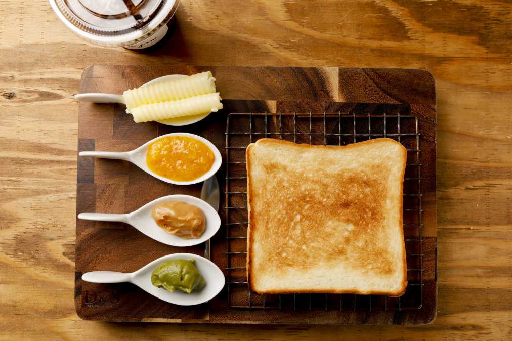 極美“ナチュラル”＋国産バター＆ジャム3種　580円、アイスコーヒー　380円