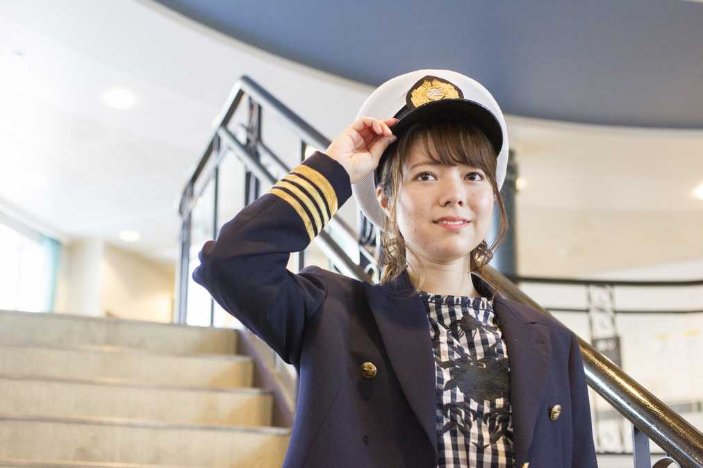 無料貸し出しの乗組員の制服・制帽を身に着けて写真をパチリ