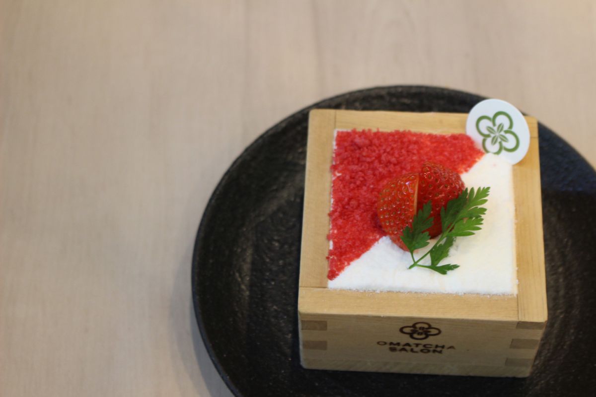 生チーズケーキ　いちごとクリームチーズのミルフィーユ734円