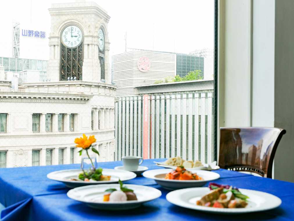 大きな窓から時計台を望む、銀座の中心でこだわりのパスタを